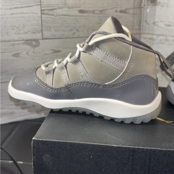 Jordan 11 Cool Grey Size 8c - Picture 7 of 13